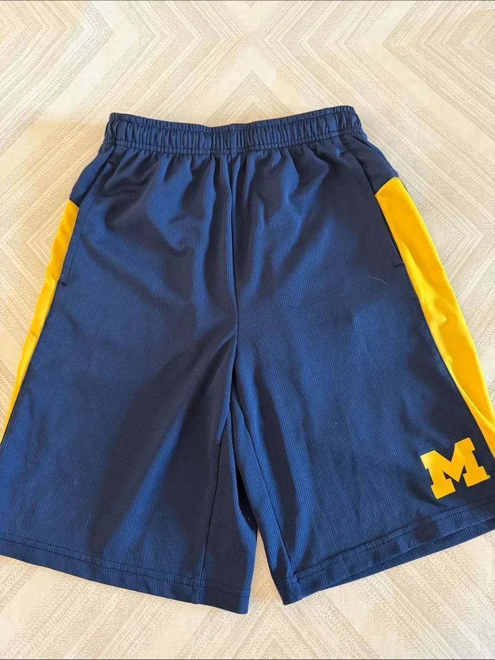 University of Michigan Wolverines Boys L Navy & Yellow Athletic Shorts M Logo